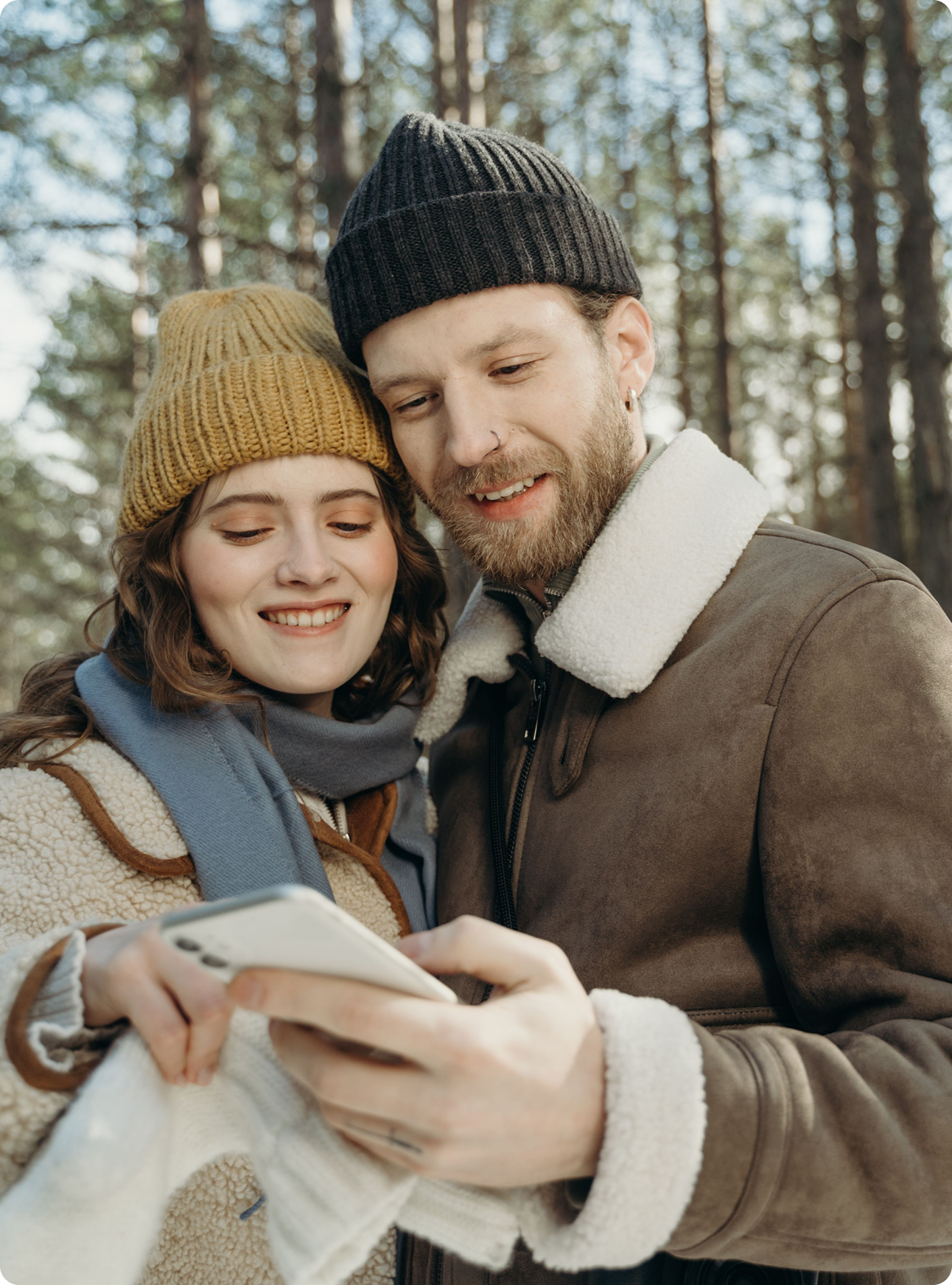 Un couple consulte son téléphone en plein air