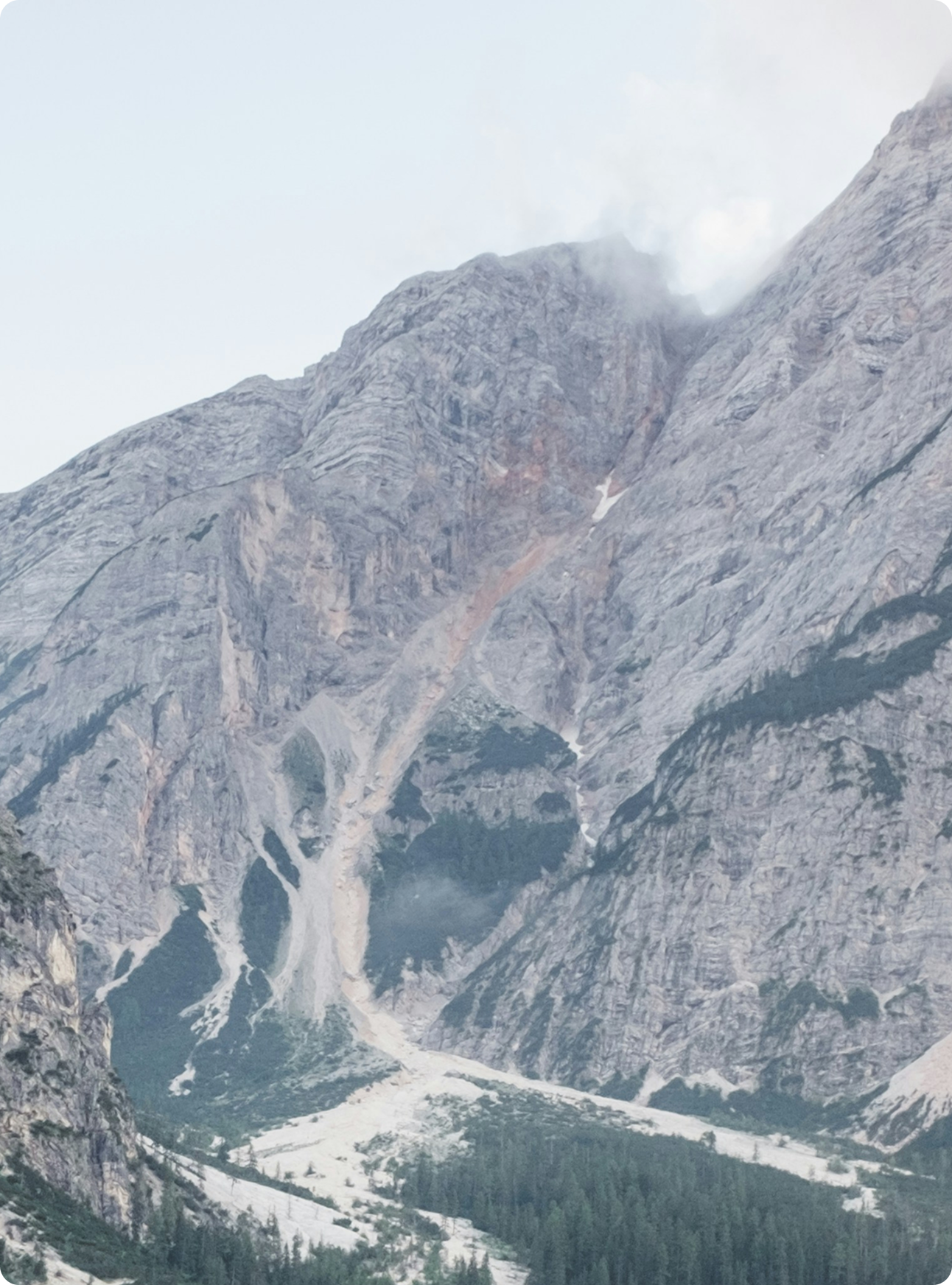 Un lac entouré de montagnes